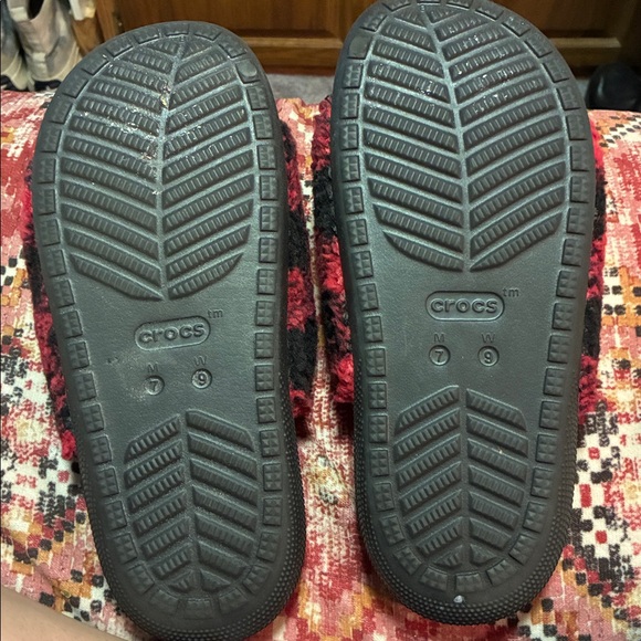 Like new! CROCS Buffalo Plaid Red/Black Sandals - Picture 6 of 7
